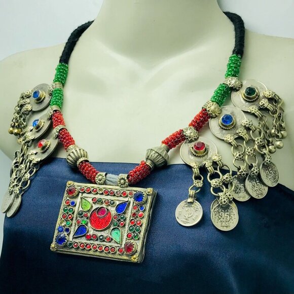 Green and Red Beaded Necklace With Vintage Coins and Big Pendant Antique Tribal - Picture 3 of 12